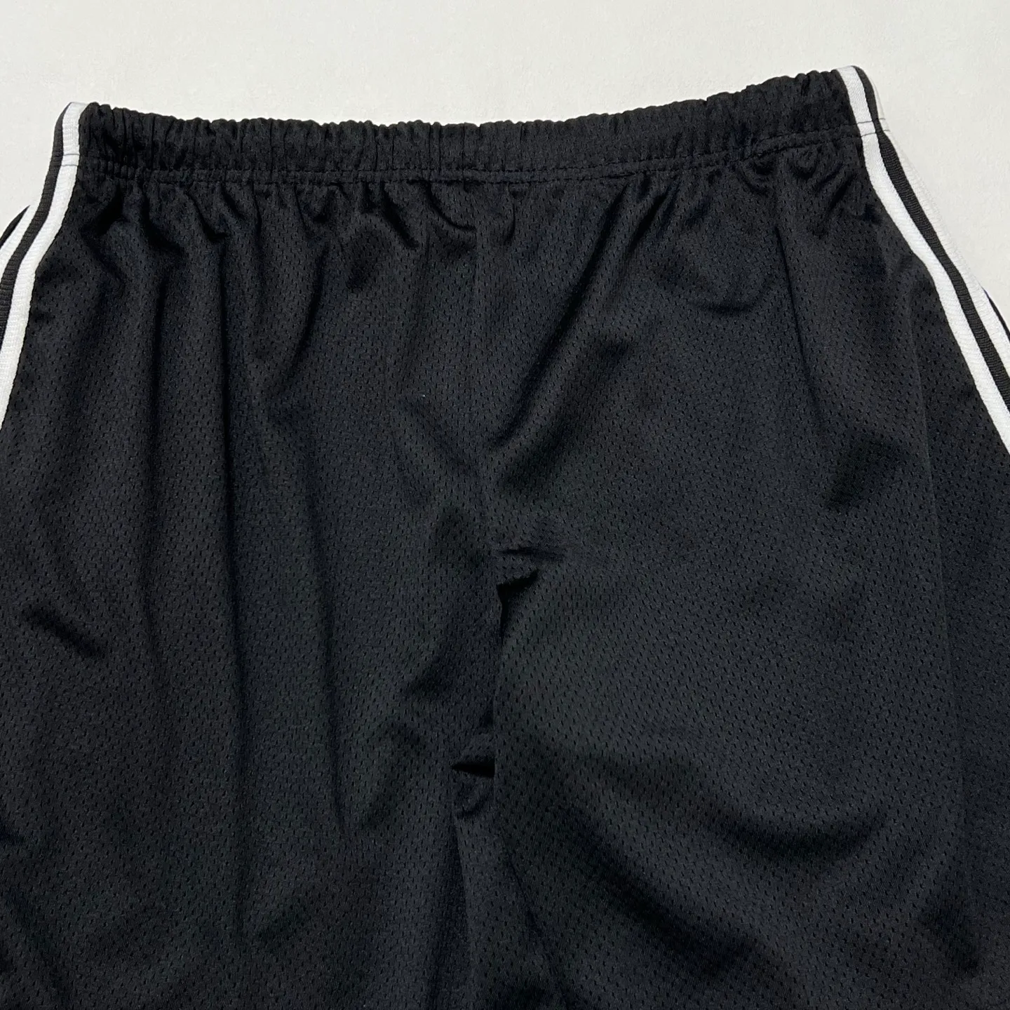 GALLERY DEPT. VENICE COURT SHORTS English mesh shorts Logo webbing wide-leg basketball shorts Black and white S-XL Original molding Loose wide-leg version American boys' first choice Breathable mesh fabric Superimposed soft material inside Comfortable and easy to match Custom-woven original consistent webbing/main mark/component wash mark Details are enlarged to follow